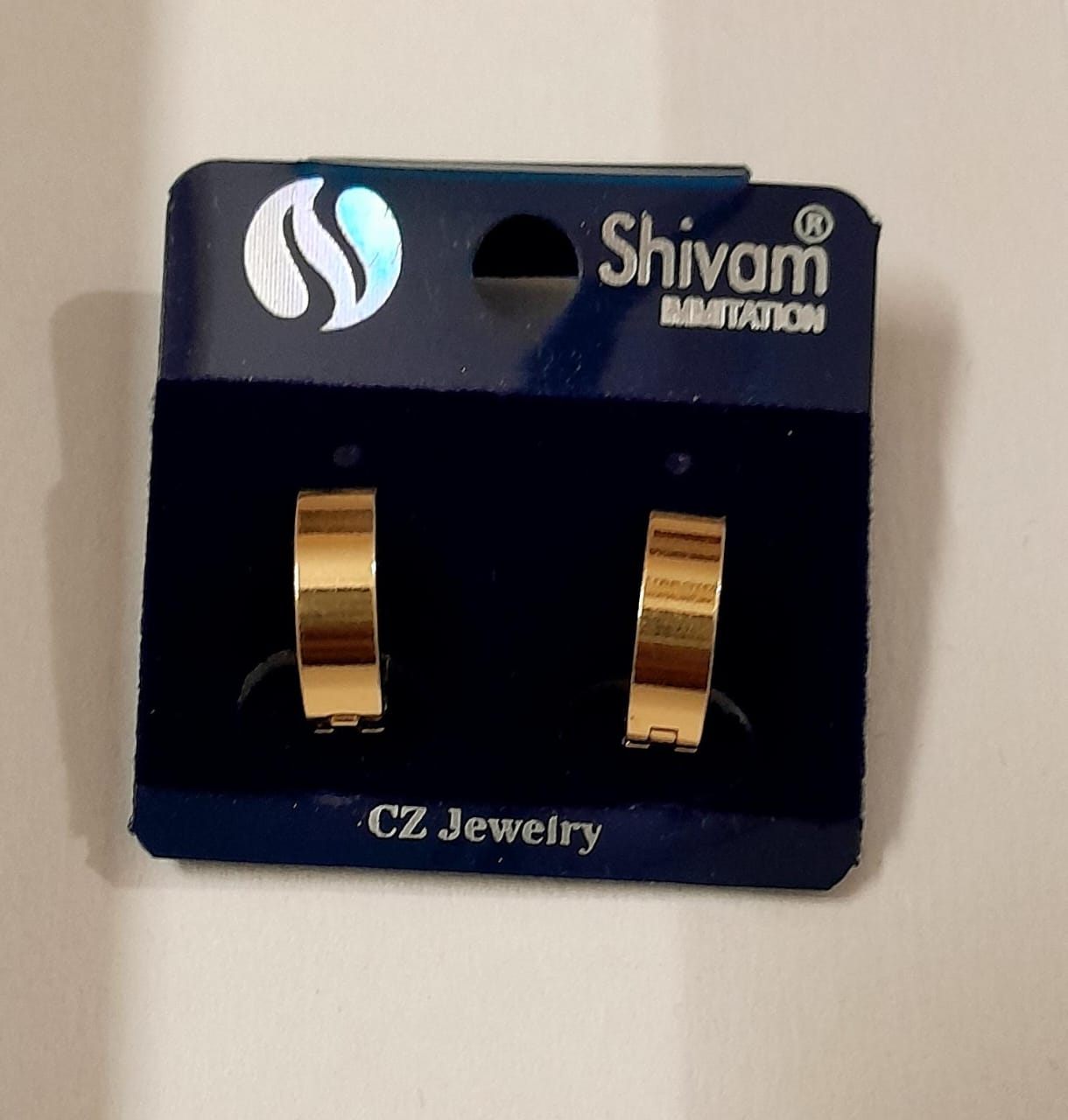 Touch of gold. Earrings for women 